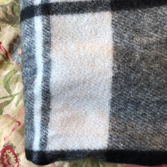 WOOLRICH Size OSFA Poncho Wrap - Blanket wrap PLAID Gray & Black $118 NEW - Picture 15 of 16